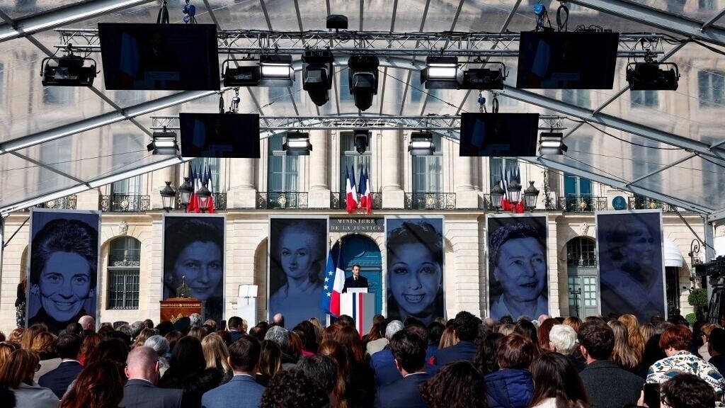 , Informations française: place Vendôme, une cérémonie pour célébrer le texte constitutionnel
