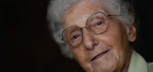 , Informations françaises: Mélanie Berger-Volle, 102 ans, ancienne résistante, porteuse de la flamme olympique